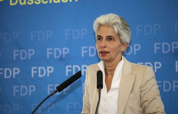 В Бундестаге призвали Шольца начать прямые поставки оружия Украине