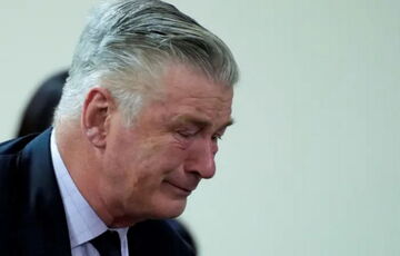 Суд зняв з Алека Болдуїна звинувачення у ненавмисному вбивстві оператори Галини Хатчинс