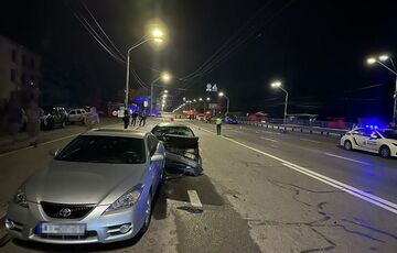 В Киеве водитель сбил военных на блокпосту, один из них погиб: видео