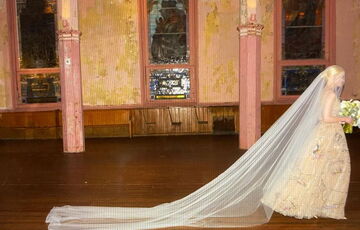 Звезда сериала ”Ход королевы” впервые показал фото своей тайной свадьбы