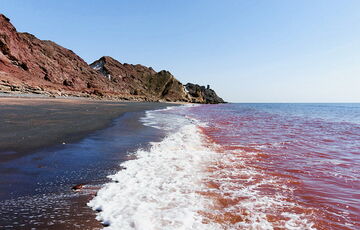 В Ірані на острові Ормуз після сильної зливи потекли криваві річки: відео