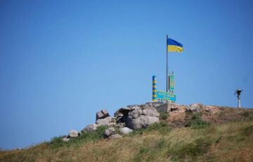 Россияне на рассвете атаковали бомбой остров Змеиный: в ОК ”Юг” рассказали детали 