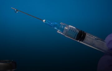 В Україні дозволили третю дозу вакцини від ковіду: хто отримає щеплення В Україні дозволили третю дозу вакцини від ковіду: хто отримає щеплення