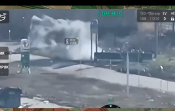 Російський триколор на стелі ”Покровськ” провисів близько години і був знищений: відео Російський триколор на стелі ”Покровськ” провисів близько години і був знищений: відео