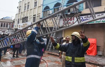 Через масштабну пожежу в Індії загинуло 17 людей Через масштабну пожежу в Індії загинуло 17 людей