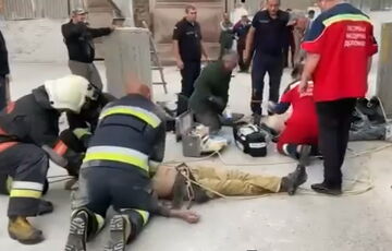 На Чернігівщині люди впали в шахту завантаження зерна: є загиблі (відео) На Чернігівщині люди впали в шахту завантаження зерна: є загиблі (відео)