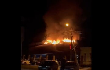 У Курській області після атаки дрону спалахнув завод: відео