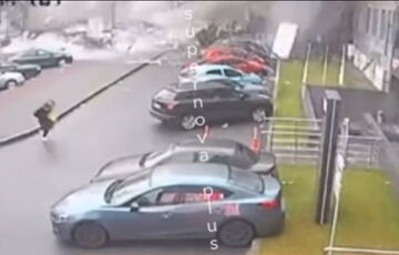 Момент удара российской ракеты по клинике в Запорожье попал на камеру: видео Момент удара российской ракеты по клинике в Запорожье попал на камеру: видео