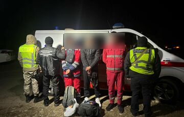 На Закарпатті зупинили водія швидкої, який віз до кордону фейкових медбратів