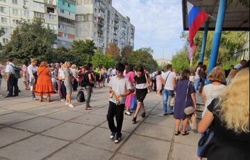 Мешканці Маріуполя через відсутність води та світла вийшли на мітинг Мешканці Маріуполя через відсутність води та світла вийшли на мітинг