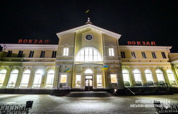 В Херсон прибыл первый поезд. В городе заработали пункты обогрева и связи