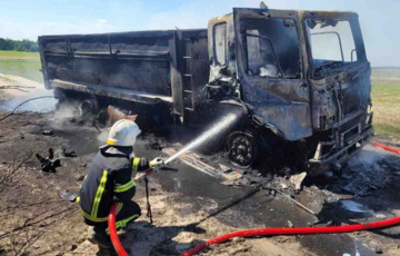 Автомобиль взорвался на российской мине в Киевской области: фото