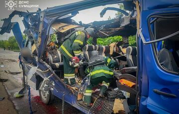 Макрон заявив, що Трамп має відреагувати на російський удар по автобусу в Сумській області