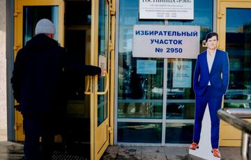 ”Вибори” в Росії: на виборчій дільниці помітили картонного Такера Карлсона