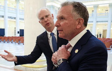 С россиянами улыбается, с украинцами не смотрит в глаза: журналист указал на разницу в поведении Уиткоффа