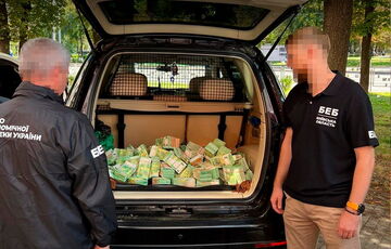 В багажнике бухгалтера компании, которая поставляет продукты для Минобороны, нашли €4,7 млн ​​”черного” нала