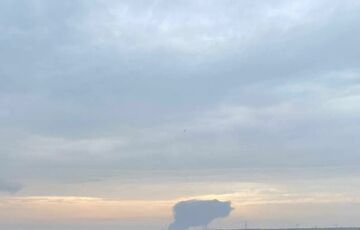 Під Маріуполем пролунав потужний вибух на ворожому складі боєприпасів: відео