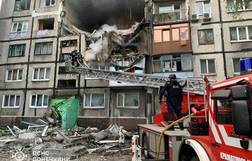 Российский дрон атаковал жилую пятиэтажку в Белозерском, под завалами люди: фото Российский дрон атаковал жилую пятиэтажку в Белозерском, под завалами люди: фото
