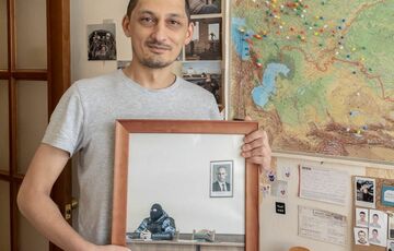 Умер фотограф, чей снимок стал символом преследования Навального в России