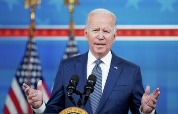 Байден раздумывает о запрете поставок смартфонов в Россию Байден раздумывает о запрете поставок смартфонов в Россию