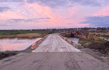 На Херсонщині на місці підірваного мосту відкрили нову переправу На Херсонщині на місці підірваного мосту відкрили нову переправу