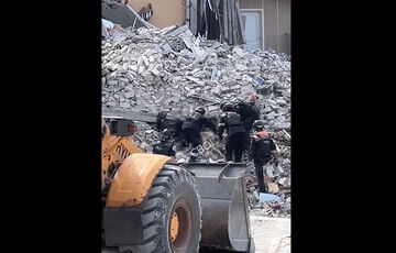Из-под завалов в Кривом Роге достали тело женщины: видео Из-под завалов в Кривом Роге достали тело женщины: видео