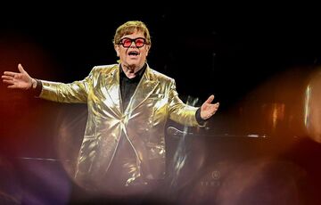 Елтон Джон потрапив до лікарні після падіння