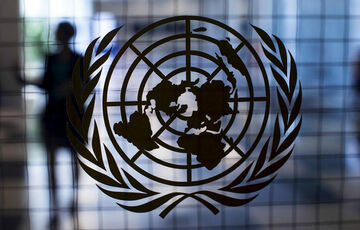 ”Безкорисні”: у Києві розмалювали машини ООН