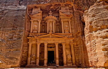 В Иордании археологи нашли секретную гробницу с останками 12 человек и ”Святым Граалем” как в Индиане Джонсе