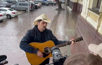 Брэд Пэйсли спел в Киеве Червону руту