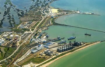 В порту ”Кавказ” дроны атаковали паромное судно