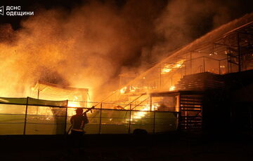 В Одесі повністю згорів популярний клуб на узбережжі: кадри В Одесі повністю згорів популярний клуб на узбережжі: кадри