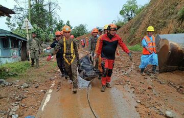 На Филиппинах оползень похоронил людей заживо