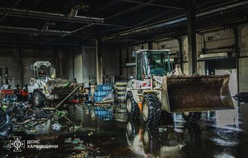 Рятувальникам вдалося загасити масштабну пожежу на складах під Харковом (фото) Рятувальникам вдалося загасити масштабну пожежу на складах під Харковом (фото)