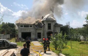 Літак впав на дах будинку на Прикарпатті: що відомо про загиблих