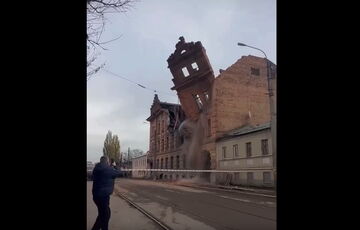 В Харькове снесли часть колледжа, пострадавшего от атаки - зданию было около 100 лет (видео)