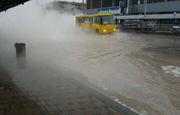 В центре Киева прорвало теплотрассу