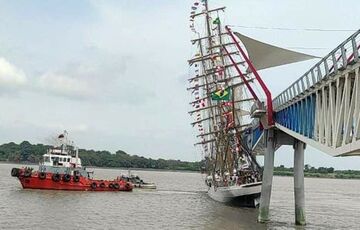 В Эквадоре военный парусник протаранил мост