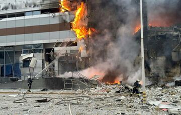 По меньшей мере 12 человек погибли и 76 получили ранения при обстреле Украины