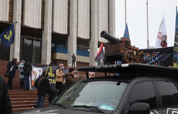 Автопробег к Зеленскому: полиция в ”Феофании” досматривает авто