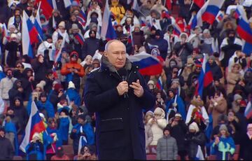 На сцену в Лужниках вывели ”спасенную” в Мариуполе девочку, но она призналась, что забыла слова