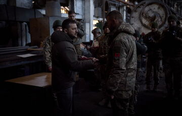 Зеленский посетил Бахмут: появились фото и подробности его поездки Зеленский посетил Бахмут: появились фото и подробности его поездки