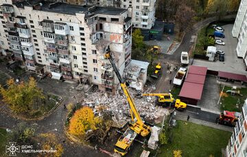 Під завалами житлового будинку у Хмельницькому знайшли тіла двох людей Під завалами житлового будинку у Хмельницькому знайшли тіла двох людей