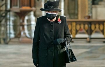 Для Єлизавети II виготовлять рукавички, які вбивають коронавірус Для Єлизавети II виготовлять рукавички, які вбивають коронавірус