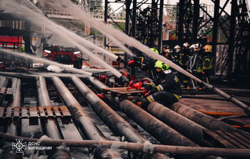 В Киевской области третьи сутки не могут потушить пожар на промышленном объекте