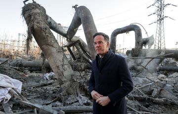 Генсек НАТО Марк Рютте посетил разрушенную российским ударом ТЭЦ в Киеве: фото