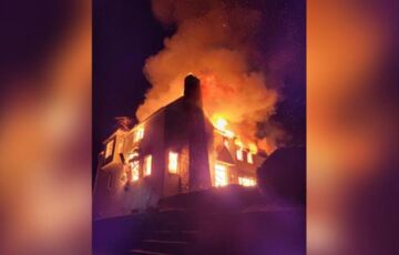 У США сім'я випадково спалила будинок за 2 млн. дол. у спробі позбутися змій  У США сім'я випадково спалила будинок за 2 млн. дол. у спробі позбутися змій