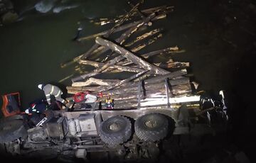 На Прикарпатье грузовик слетел в реку: есть жертвы