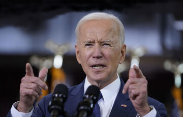 ”Меня тошнит”: Байден обрушился с критикой на Маска, который финансирует Трампа