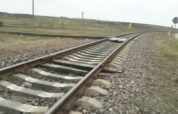 На Закарпатті потяг збив підлітка, який раптово кинувся на колію